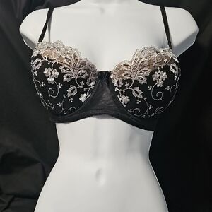 Black and White Lace Underwire Bra with Adjustable Straps